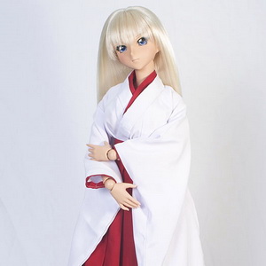 Kanu Unchou in miko dress
